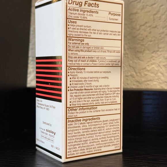 Sisley Paris Tinted Sunscreen SPF 30 - Picture 2 of 4